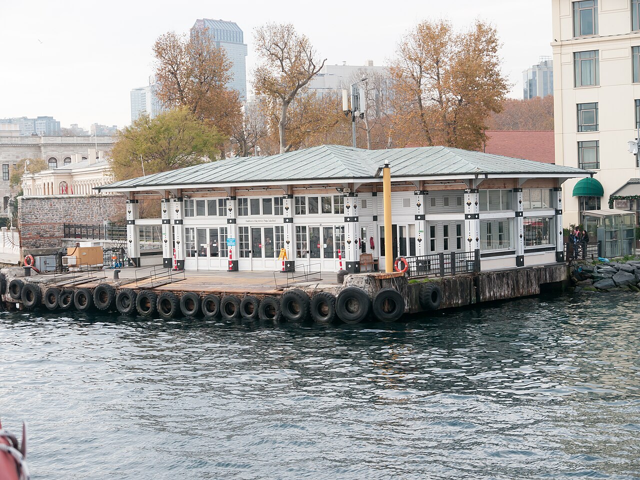 Barbaros_Hayrettin_Pasha_Pier,_Istanbul_(P1100273)
